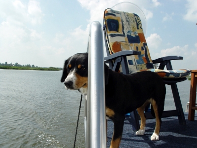 2006-8-16 Mina op achterdek boot.jpg